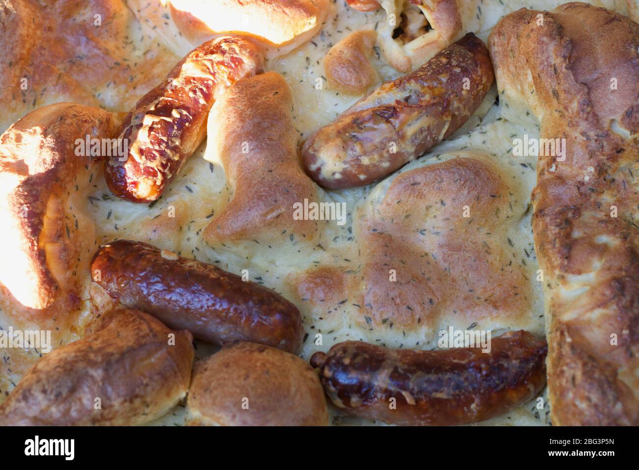 Un mucchio di cibo o rospo-in-the-hole piatto salato Foto Stock