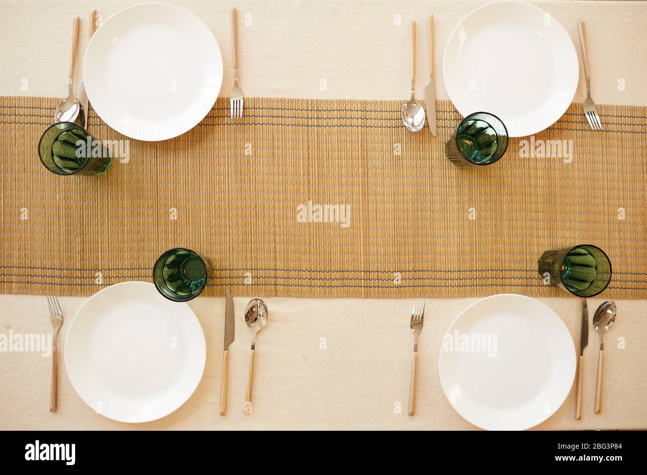 Sopra vista immagine di sfondo di elegante tavolo che serve set per quattro ospiti in cucina interna minimal, spazio copia Foto Stock