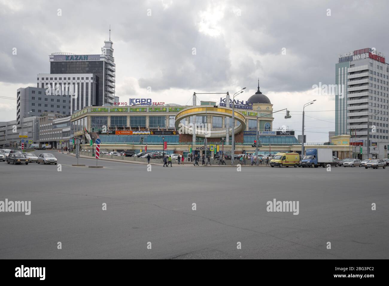 KAZAN, RUSSIA - 30 APRILE 2016: Vista del centro commerciale e di intrattenimento 'Ring' in un giorno nuvoloso di aprile Foto Stock