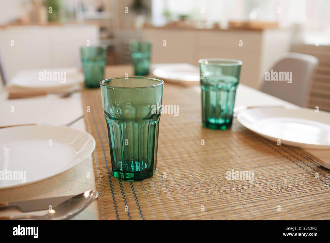 Primo piano di un elegante tavolo che serve set per sei ospiti in cucina interna minimal, spazio per fotocopie Foto Stock
