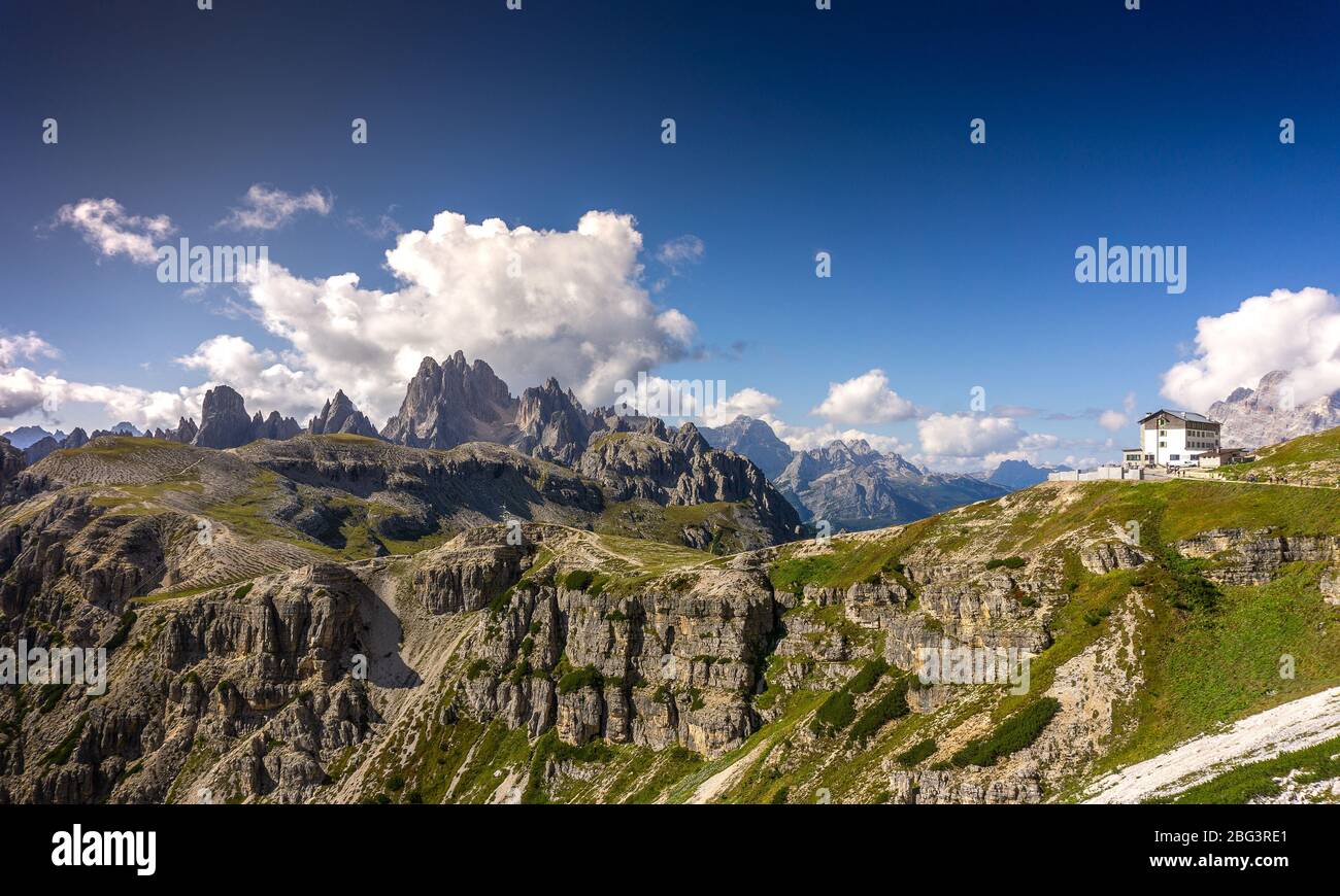 Parco naturale tre CimDu (Drei Zinnen), Italia. Rifugio Auronzo sul lato destro della foto. Foto Stock