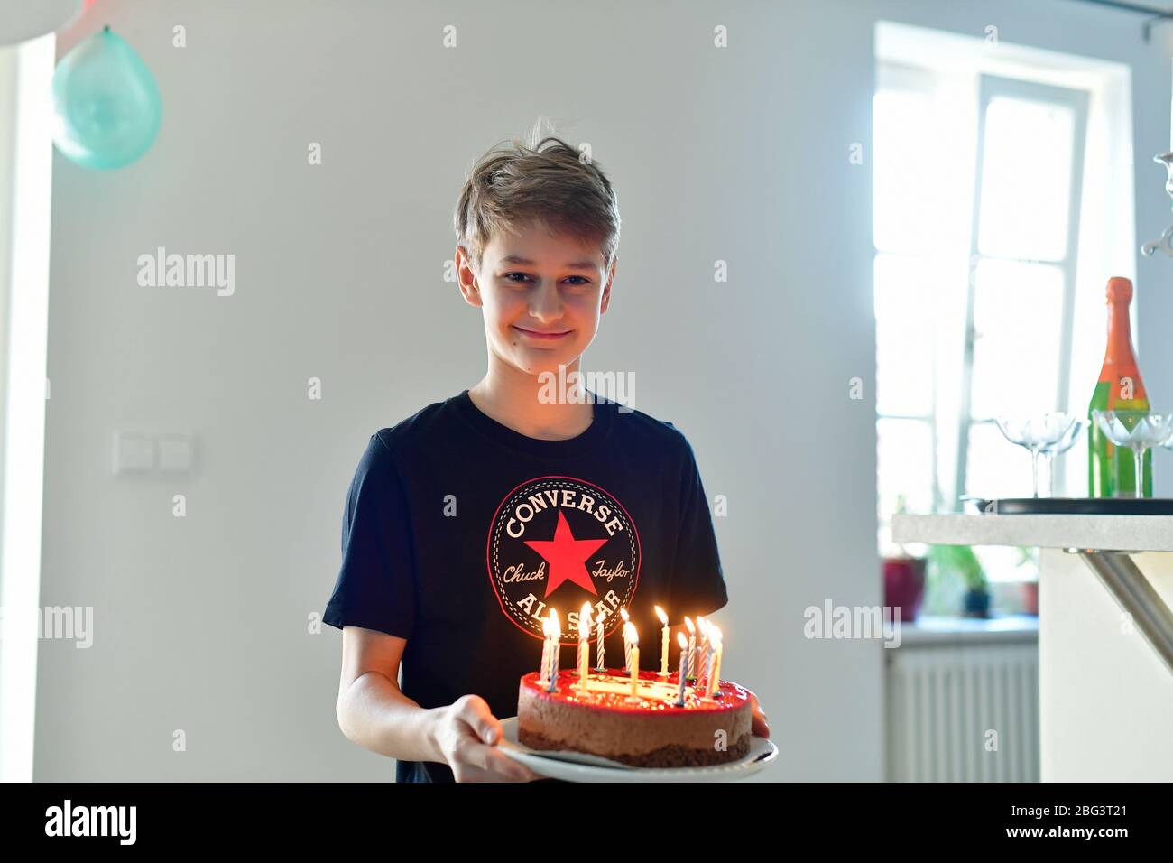 festa di famiglia di compleanno di casa del giovane Foto Stock