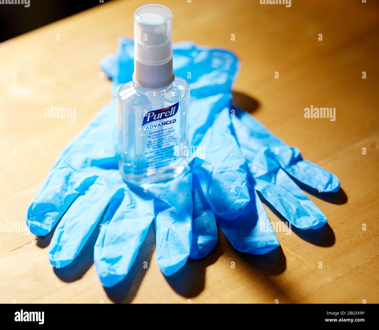 Guanti chirurgici e gel detergente per le mani Foto Stock