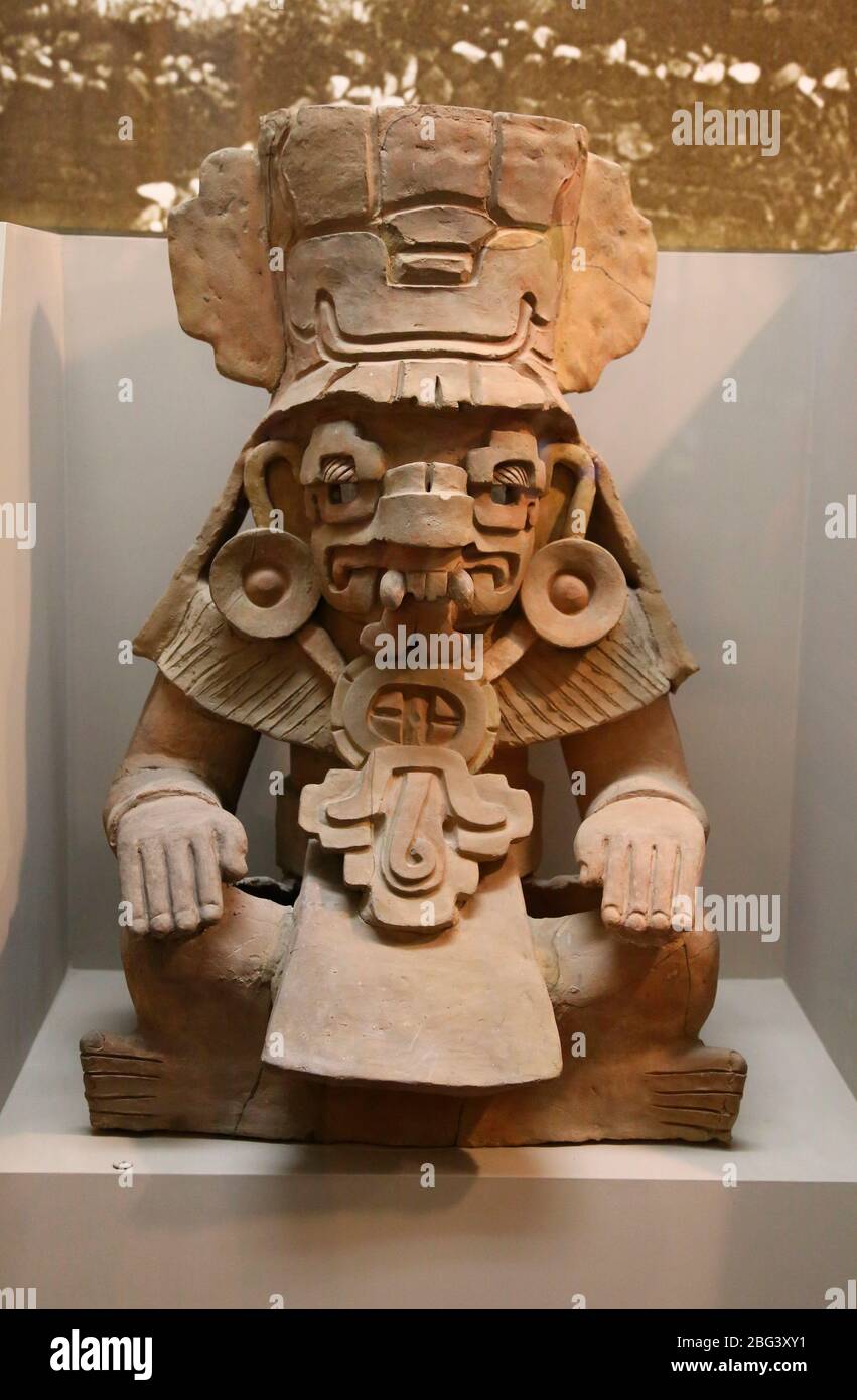 Era precolombiana. Cultura di Oaxaca centrale. Urna Zapotec. Dio della pioggia Cocijo. Periodo III. Messico. Museo Americano di Storia Naturale, NYC, USA. Foto Stock