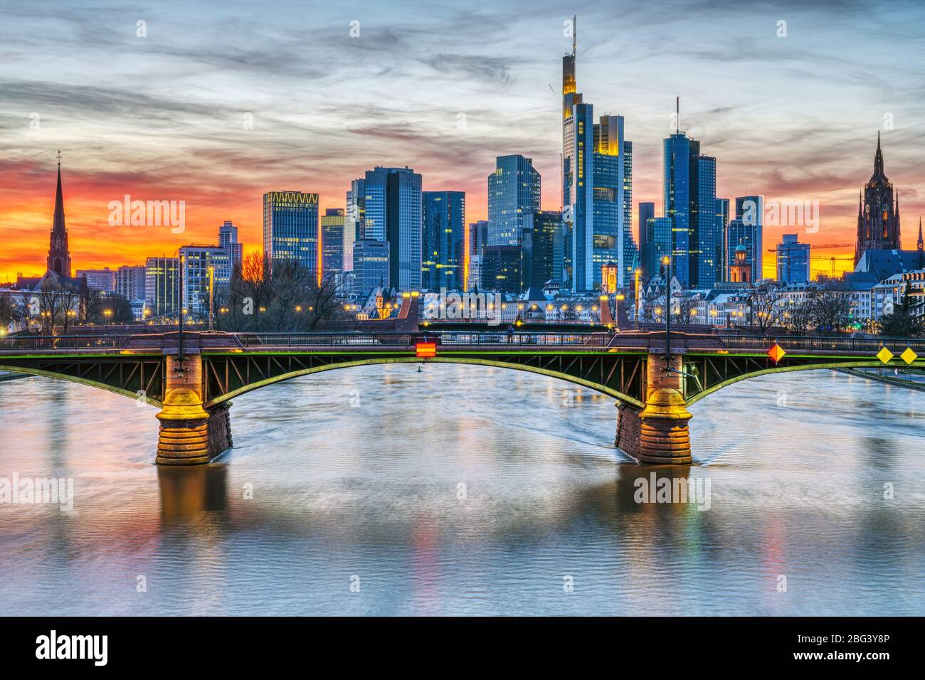 I grattacieli di Francoforte in Germania e il fiume meno dopo il tramonto Foto Stock