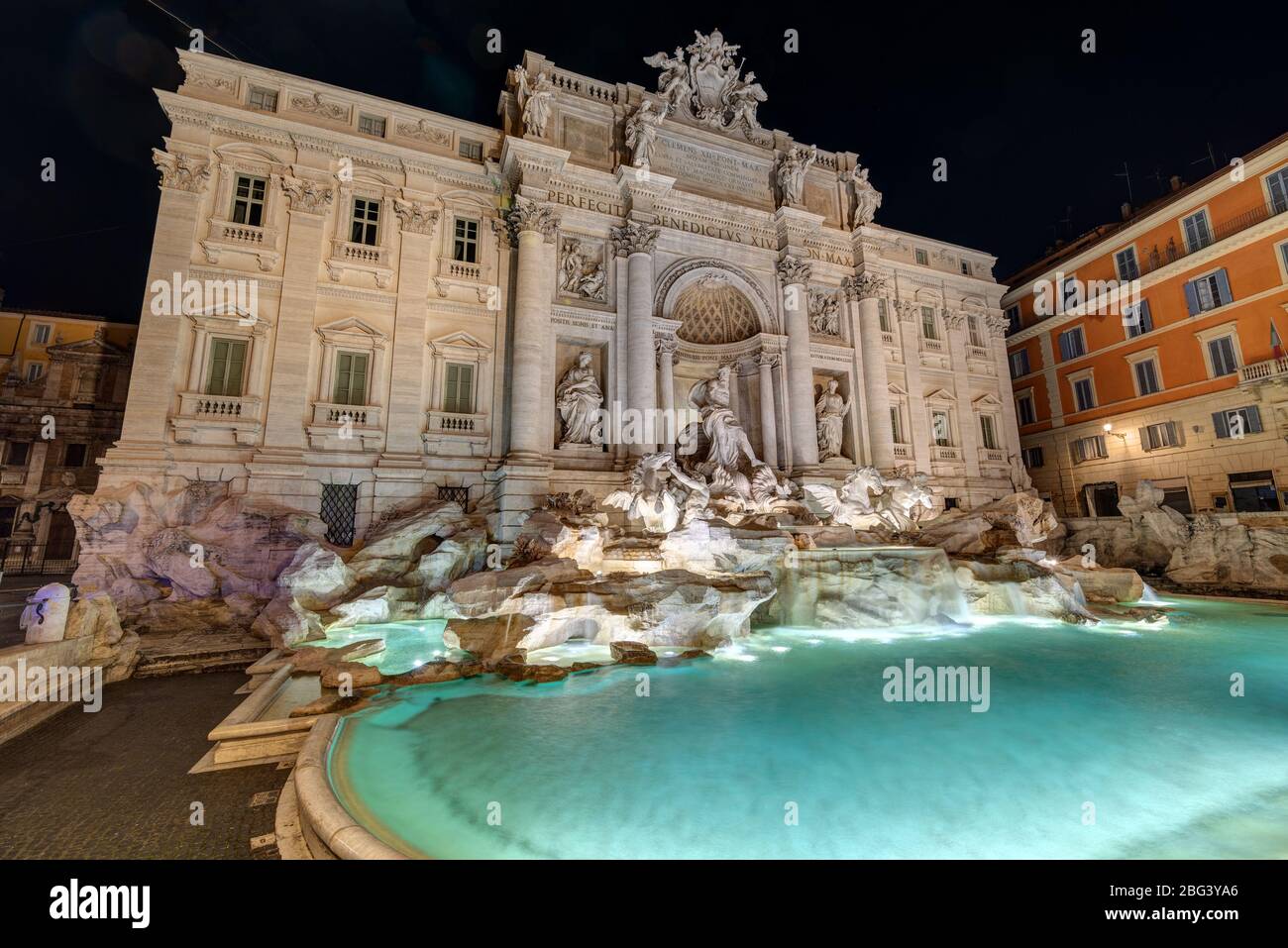 La famosa Fontana di Trevi a Roma di notte senza persone Foto Stock