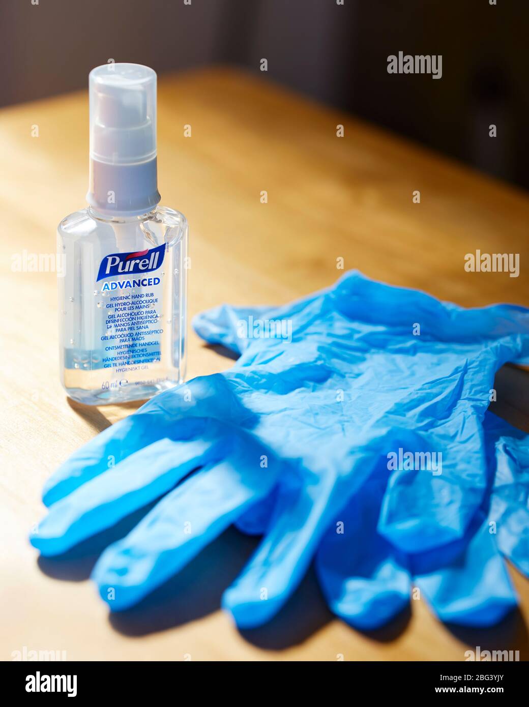 Guanti chirurgici e gel detergente per le mani Foto Stock