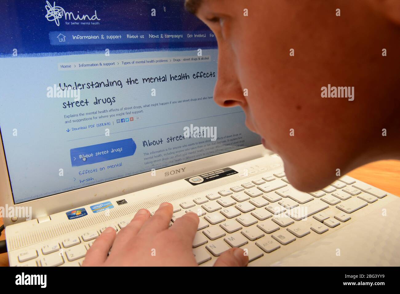 Un giovane cerca nel sito mind.org.uk per trovare informazioni sulle questioni di salute mentale Foto Stock