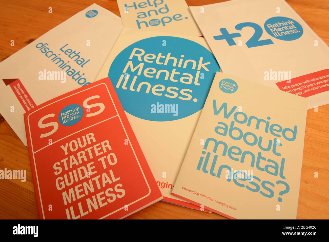 Una raccolta di opuscoli sulle questioni di salute mentale si trova su una scrivania Foto Stock