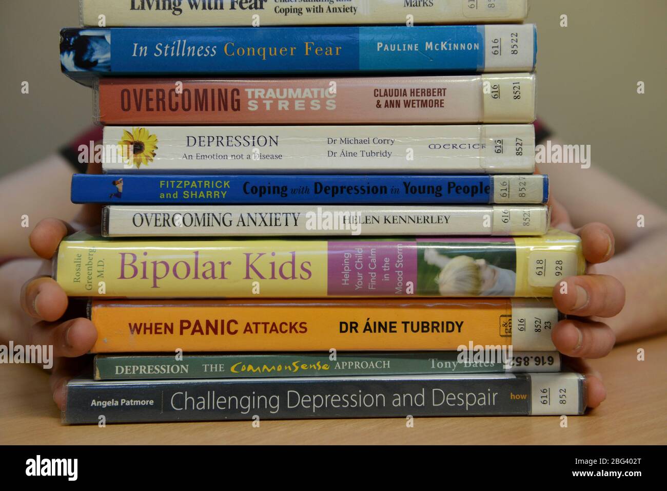 Una varietà di libri relativi alla salute mentale Foto Stock