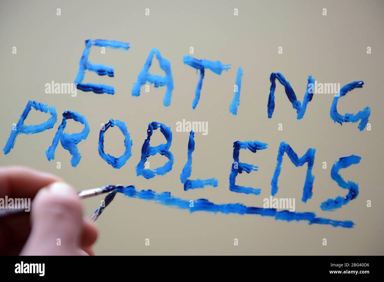 Problemi di mangiare scritti sullo specchio con vernice Foto Stock