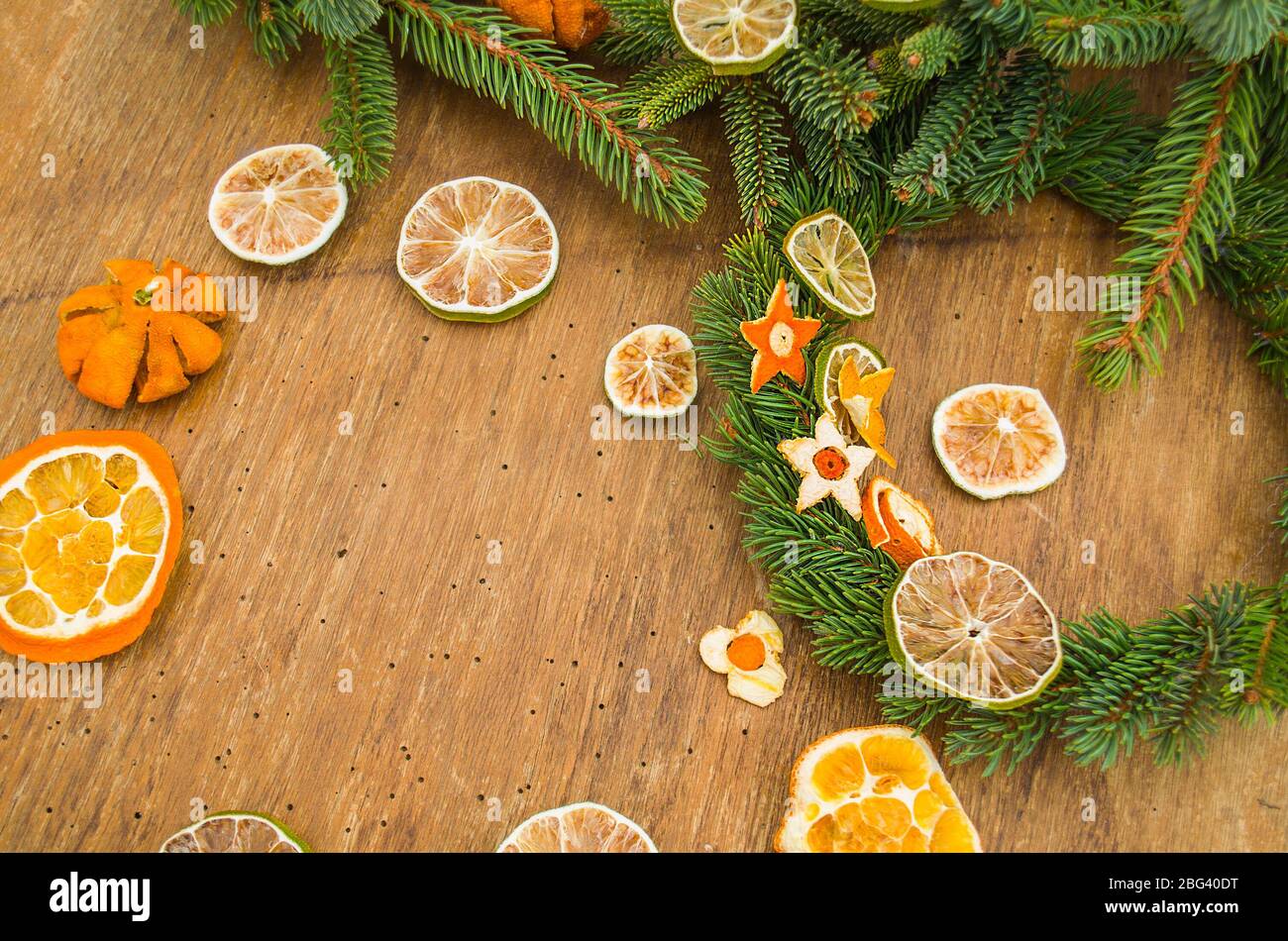 Materiali per fare una corona di Natale. Corona di Natale con decorazioni naturali su sfondo rustico in legno con spazio copia. Foto Stock