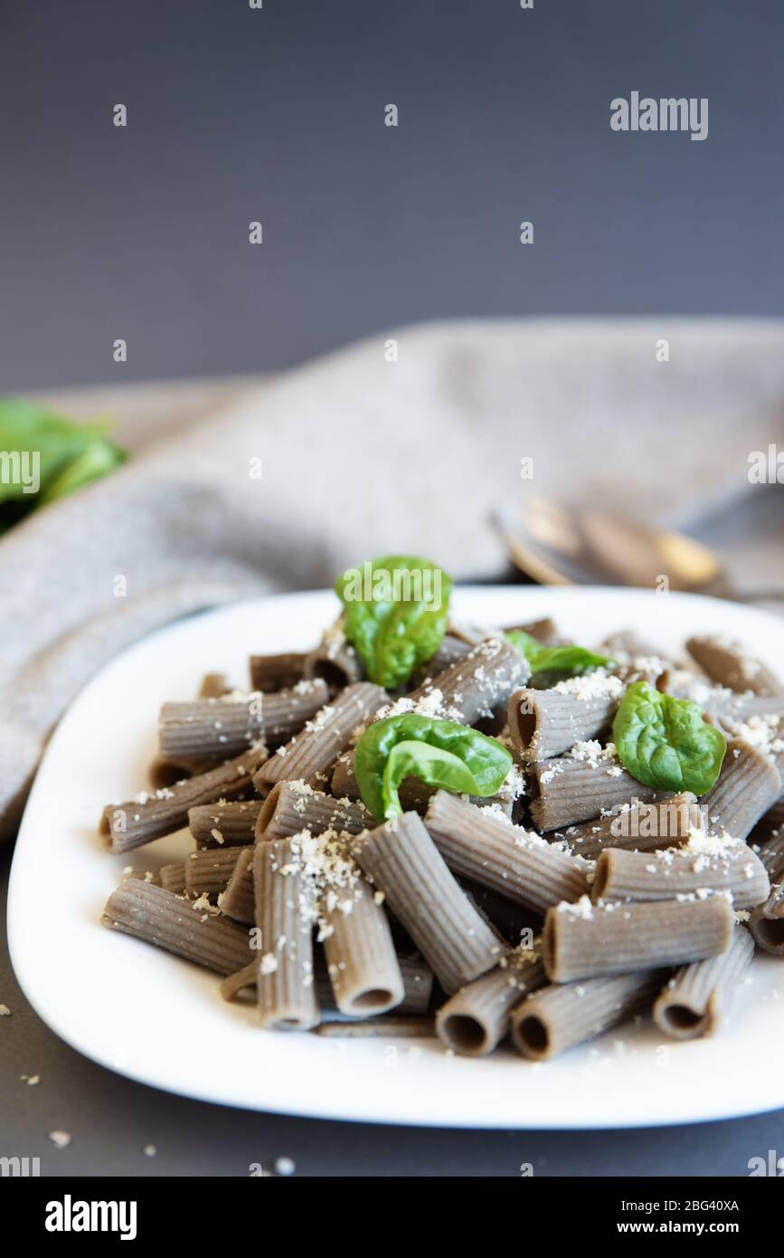 Lenticchie rigatoni con spinaci e parmigiano Foto Stock