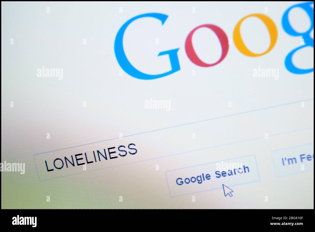 Solitudine digitata nella barra di ricerca sulla homepage di Google Foto Stock