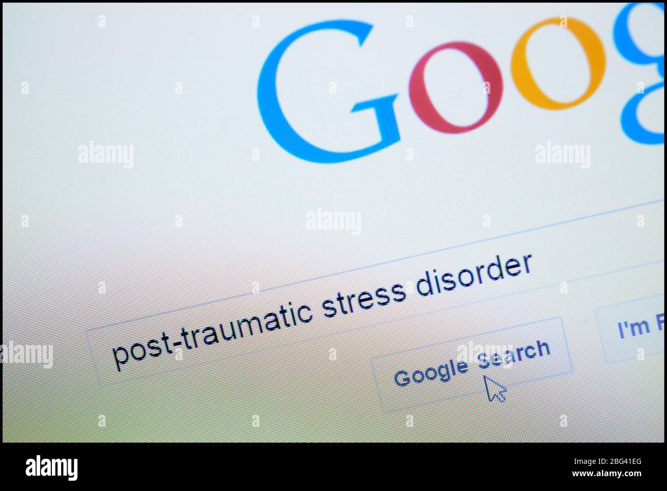 Disturbo post-traumatico da stress digitato nella barra di ricerca sulla homepage di Google Foto Stock