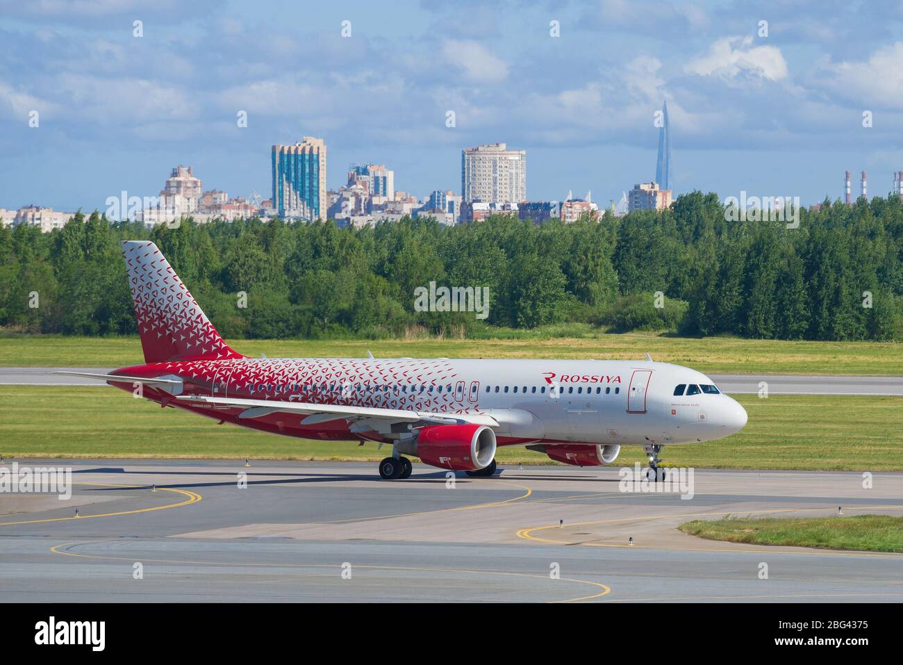ST. PETERSBURG, RUSSIA - 20 GIUGNO 2018: Airbus A320-214 (VP-BWH) della Rossiya Airlines sulla via di collegamento dell'aeroporto di Pulkovo Foto Stock