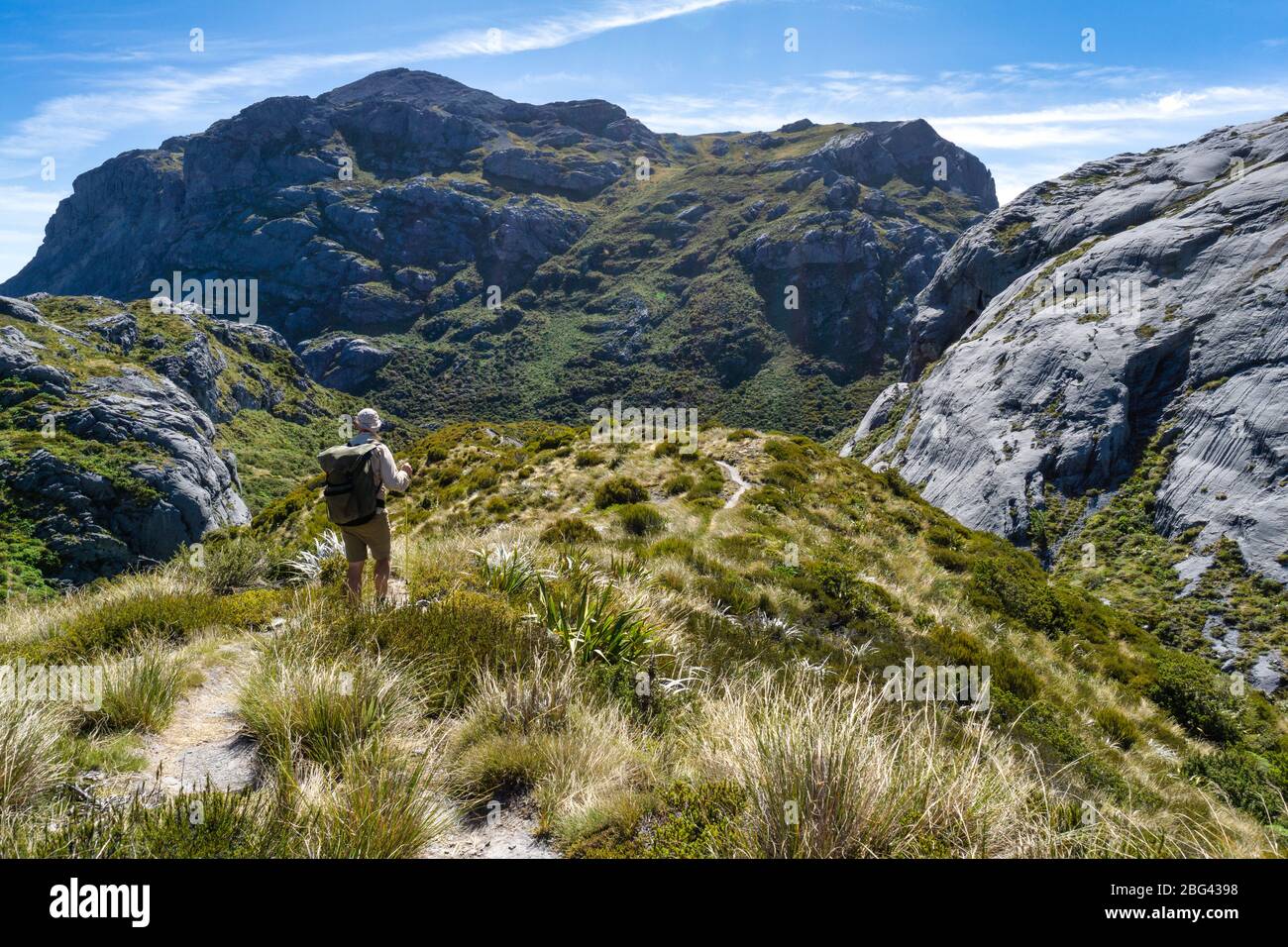 Escursionista che guarda sul Parco Nazionale di Kahurangi da Sentinel Hill vicino al Monte Owen, South Island, Nuova Zelanda Foto Stock