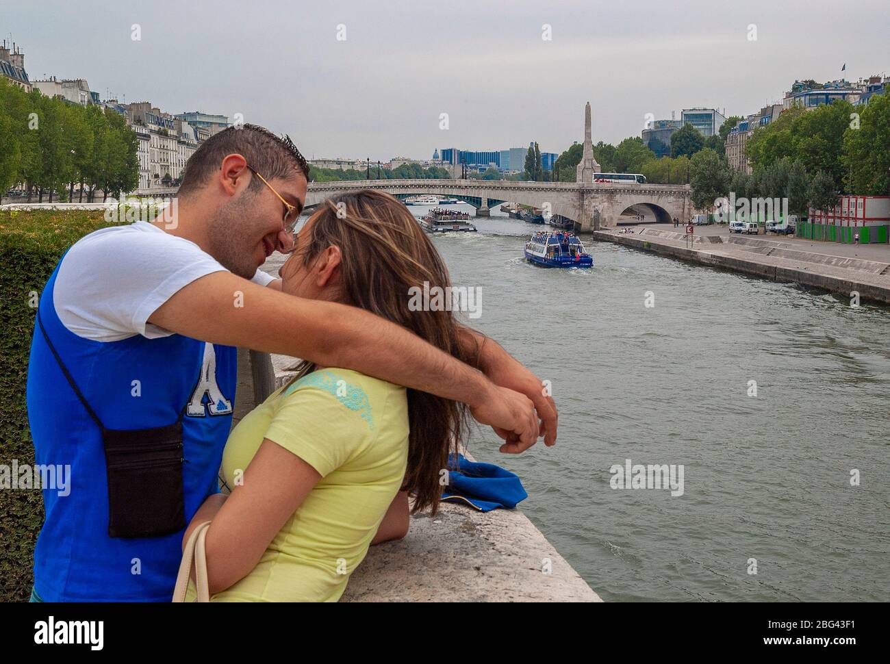 Coppia amorevole appoggiarsi contro il muro che si affaccia sulla Senna nella capitale francese Parigi, Francia Foto Stock