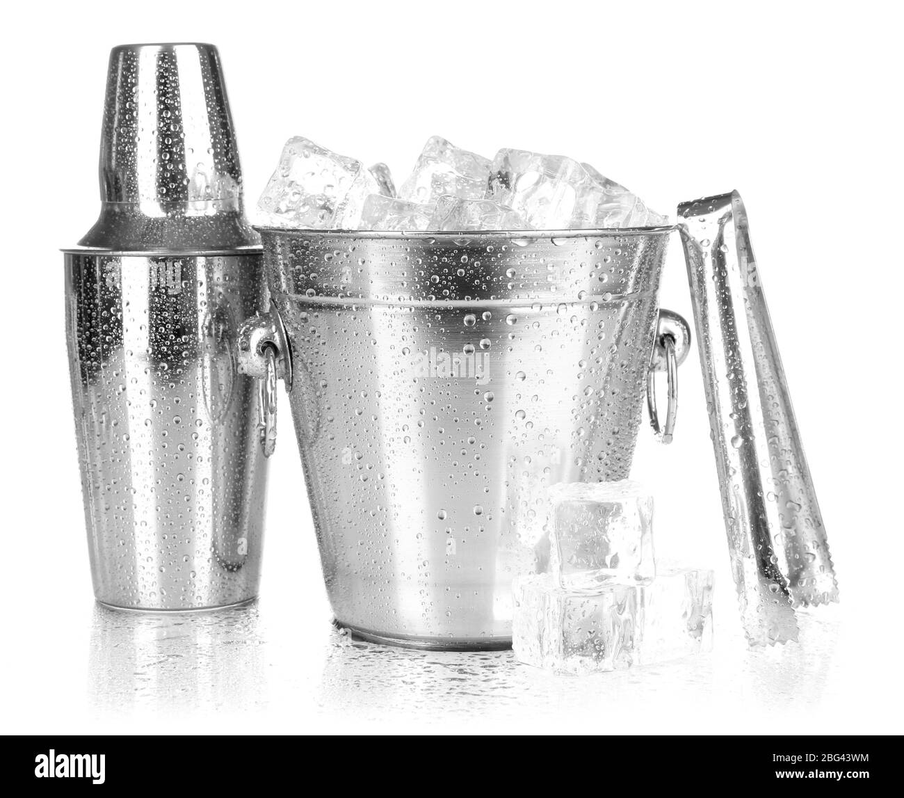Secchio per ghiaccio in metallo e agitatore isolato su bianco Foto Stock