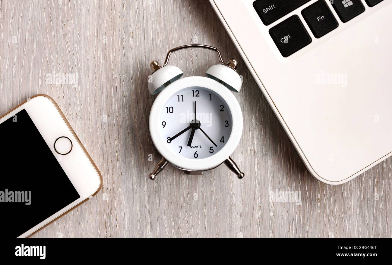 Concetto di ufficio domestico. Notebook, notebook, smartphone, , orologio, su sfondo bianco tavolo di legno Foto Stock