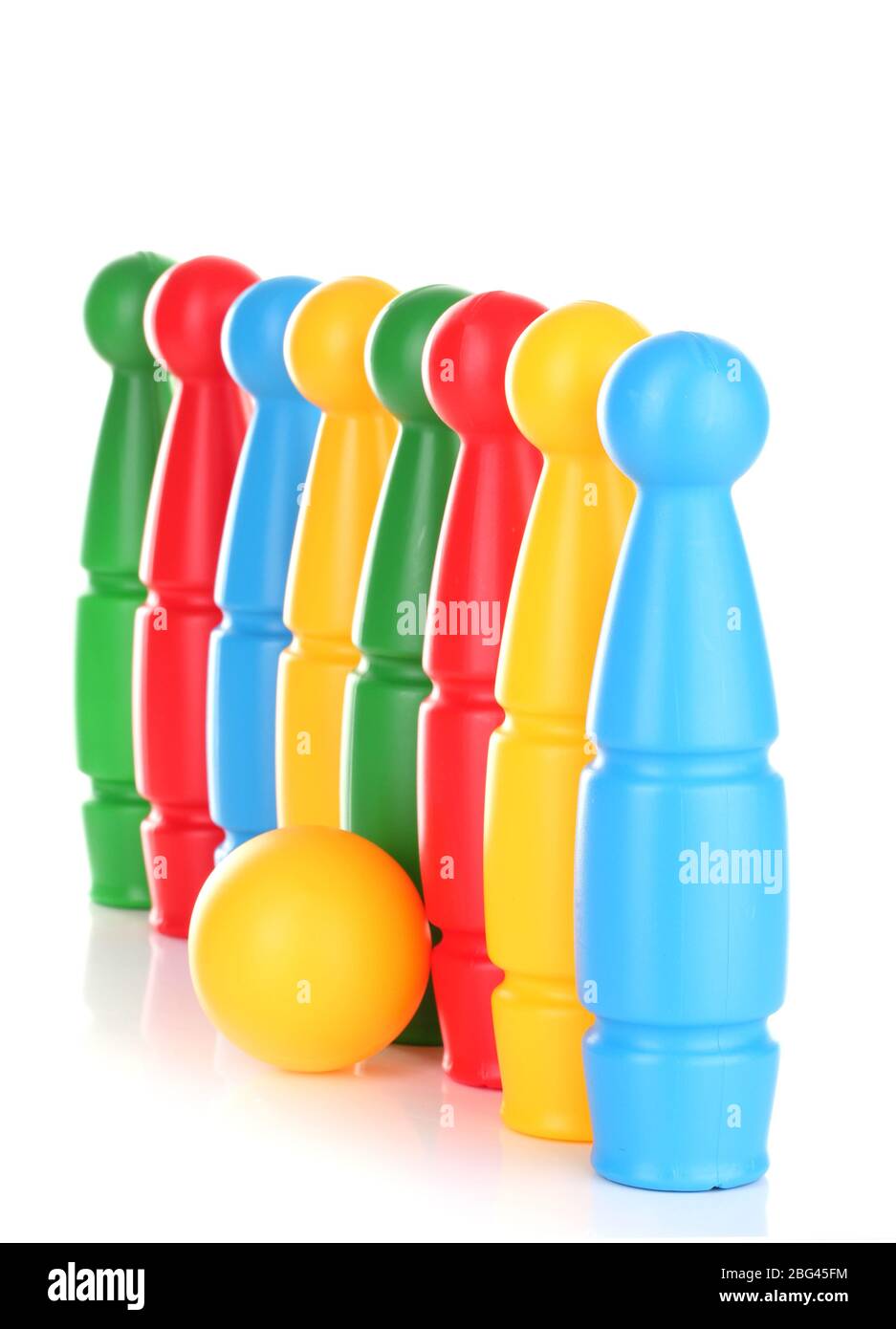 Colorate birilli di bowling isolato su bianco. Giocattolo per bambini Foto  stock - Alamy