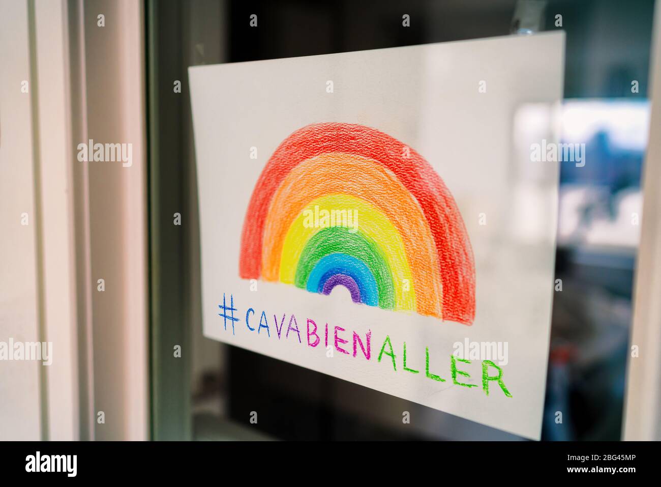 Covid-19 Rainbow window disegno per diffondere la positività in comunità per il coronavirus rimanere a casa isolamento auto con hashtag cavabienaller, ca va bien aller social media condivisione. Disegno per bambini. Foto Stock