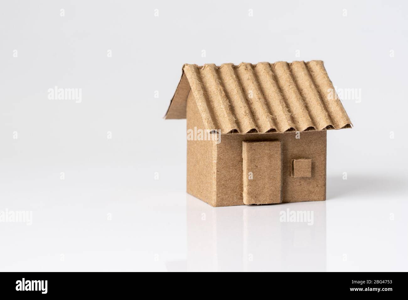 Modello di casa di cartone isolato sfondo bianco Foto Stock