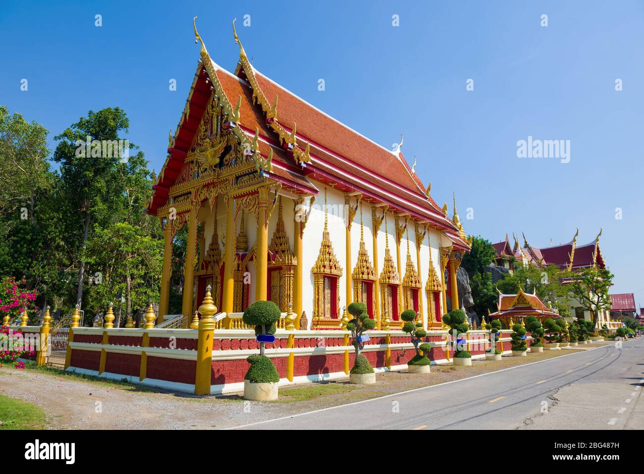 Tempio buddista di Wat Bun Tawee primo piano di una giornata di sole. Phetchaburi, Thailandia Foto Stock