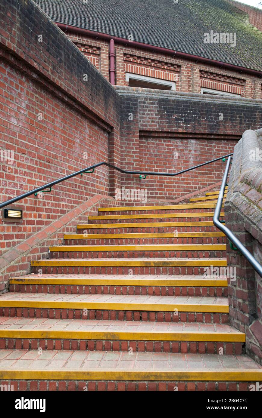 Architettura Neo vernacolare anni '70 Red Brick Tiles Forms Hillingdon Civic Center, High Street, Uxbridge UB8 1UW di Andrew Derbyshire Foto Stock