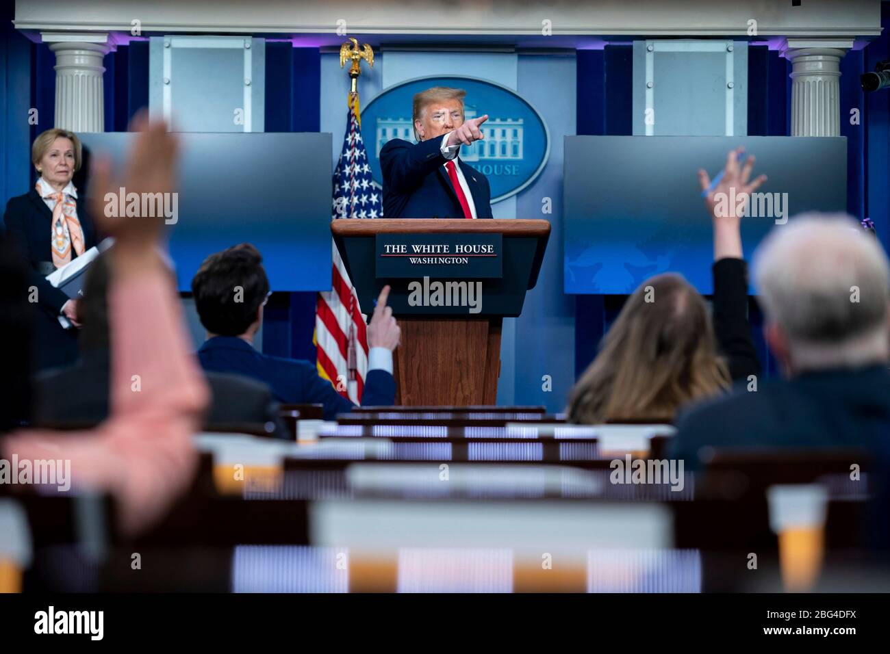 Il presidente degli Stati Uniti Donald Trump, prende una domanda da un reporter durante un briefing di aggiornamento di coronavirus nella Briefing Room della Casa Bianca 18 aprile 2020 a Washington, DC. Foto Stock
