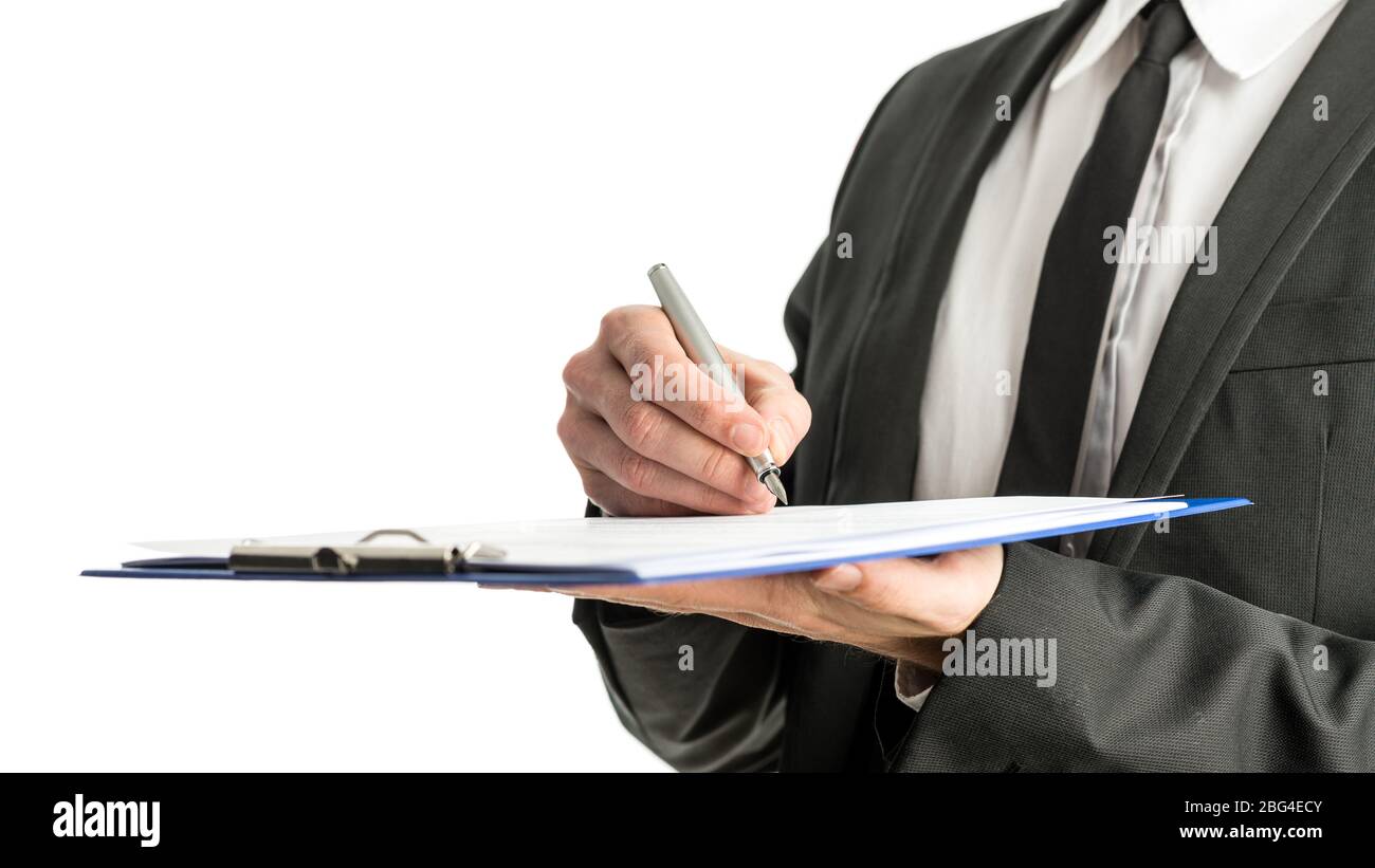 Vista laterale di un uomo d'affari che firma documenti legali su una mappa con penna fontana, isolata su sfondo bianco. Foto Stock
