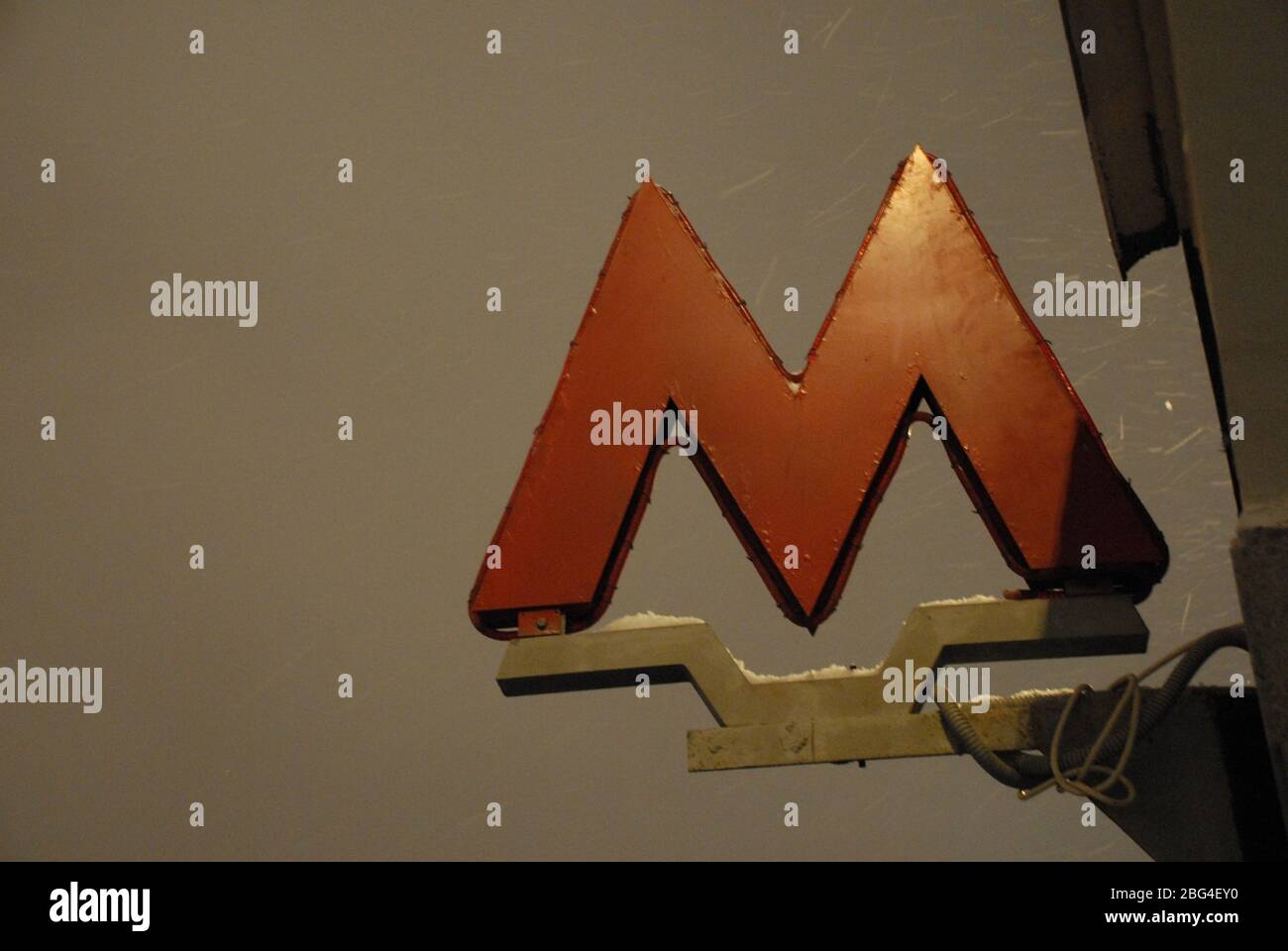 La metropolitana di Mosca (con il logo "M") è un sistema di transito rapido che serve Mosca, Russia. Foto Stock