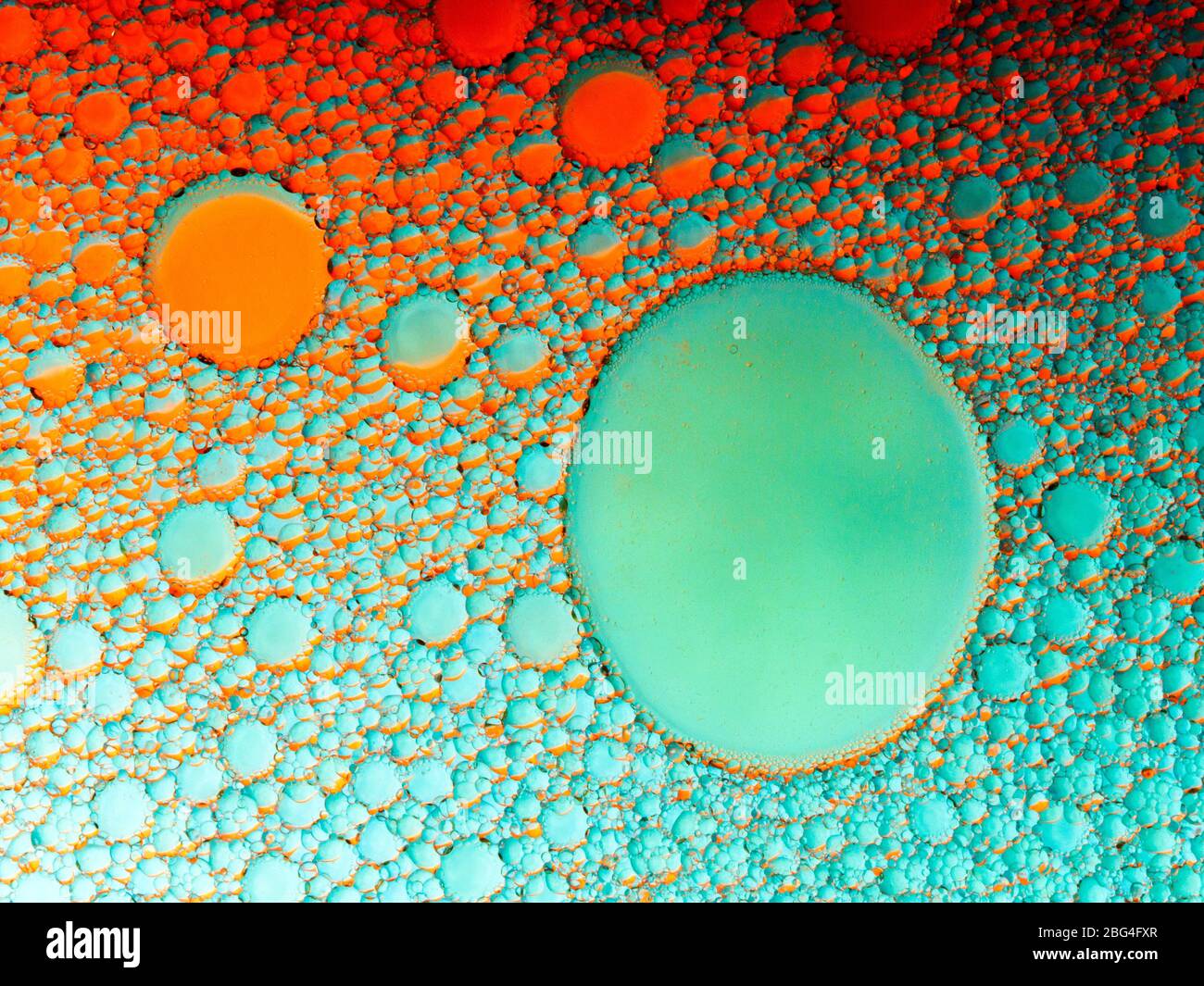 Bolle di olio e sapone in acqua Foto Stock