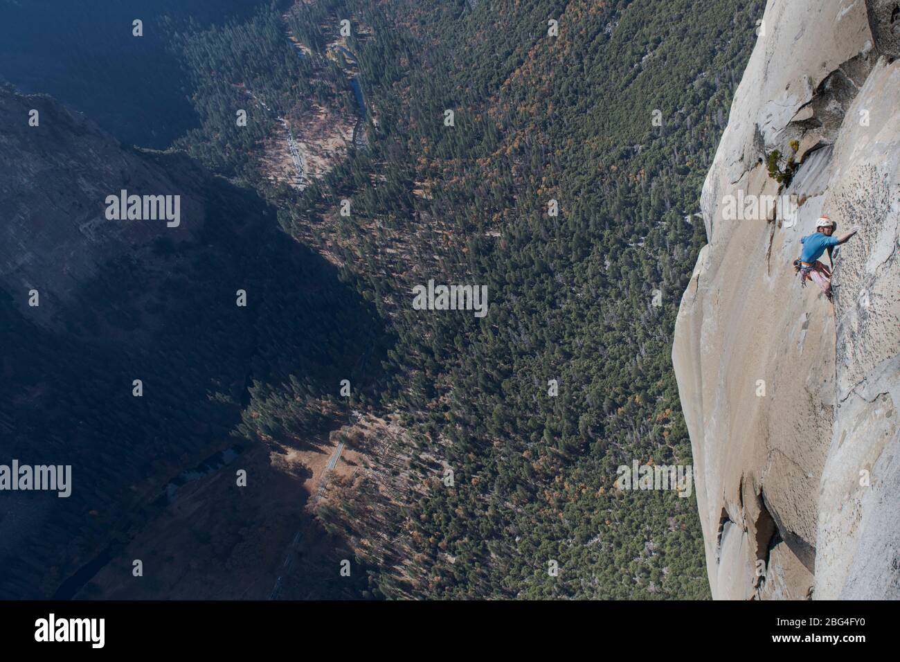 Arrampicata su roccia che si tira attraverso il tetto in cima al naso El capitan Foto Stock