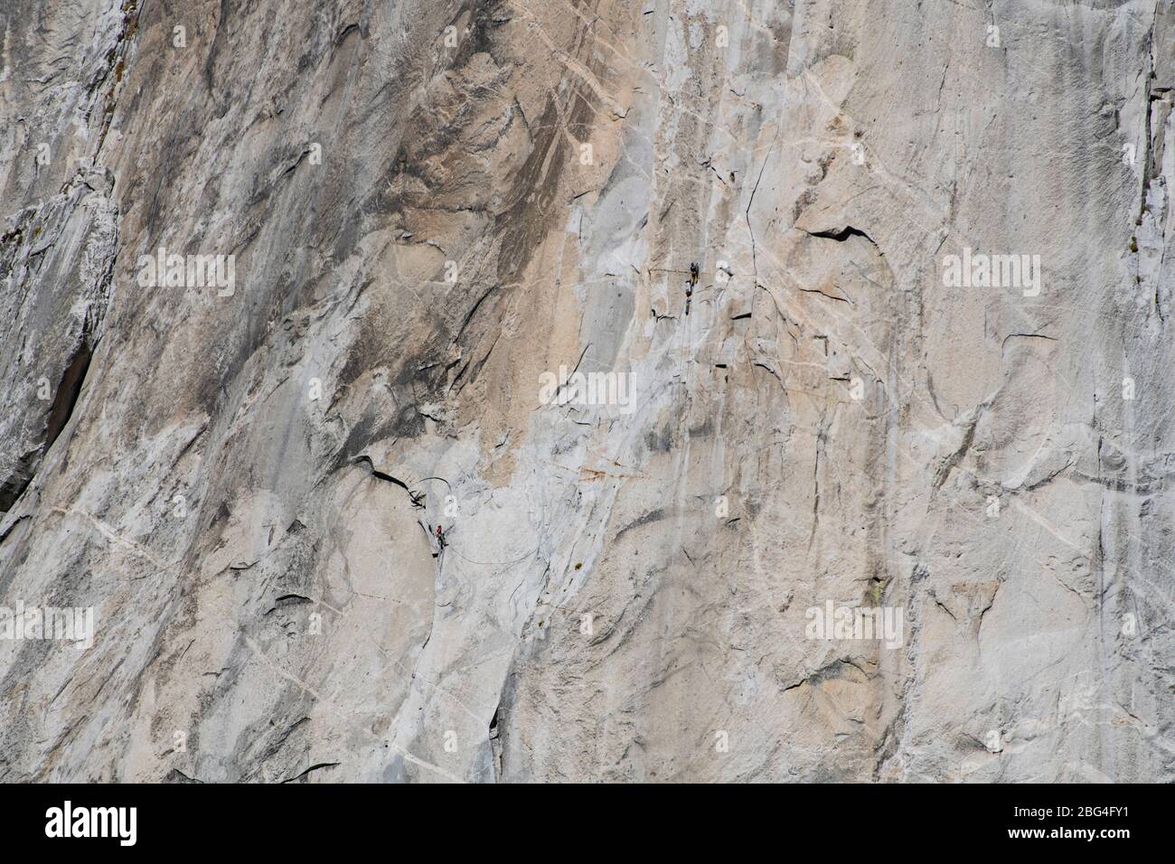 Due grandi pareti scalatori su el Capitan con borse da viaggio e aiuto all'arrampicata Foto Stock