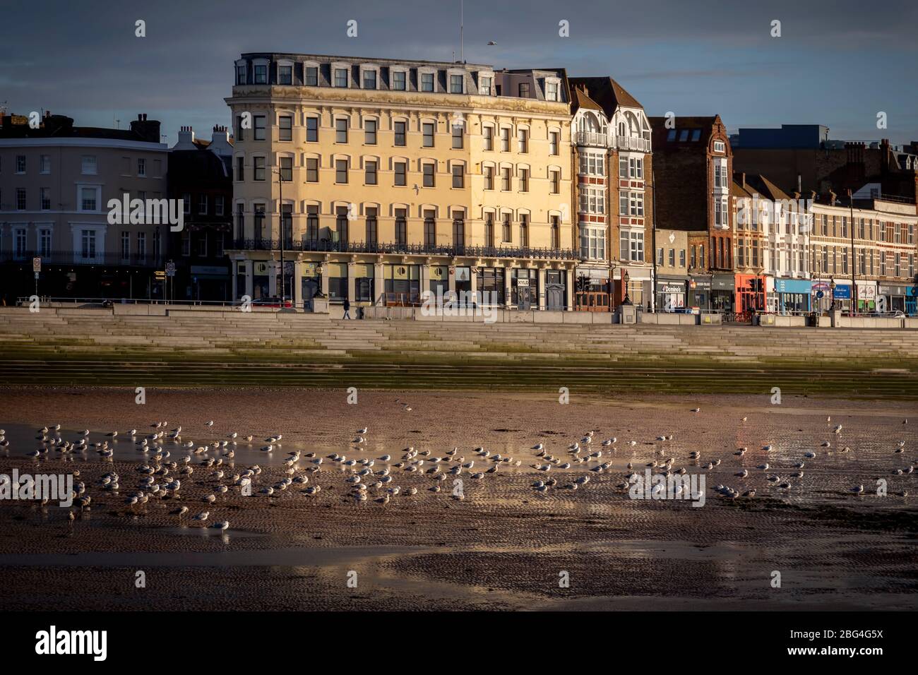 Uccelli e edificio sul lungomare di Margate Foto Stock