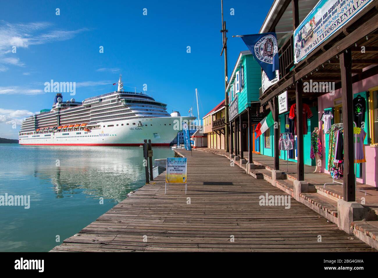 Negozi a St. John's Antigua barbuda caribbean SEA West indies, terminal crociere, navi da crociera, negozi a antgiua, lungomare st johns antigua Foto Stock