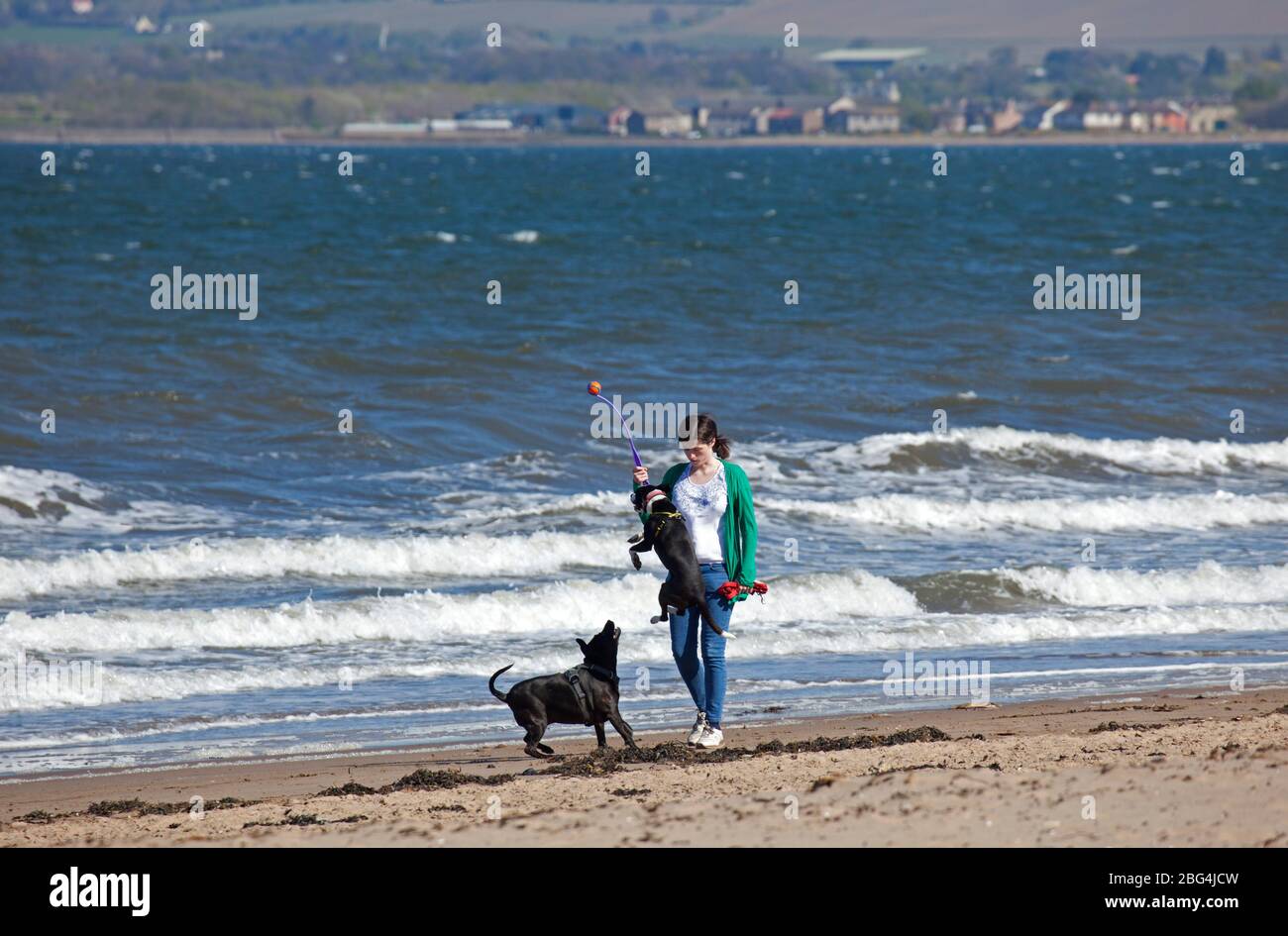 Portobello, Edimburgo, Scozia, Regno Unito. 20 aprile 2020. Una spiaggia soleggiata e molto tranquilla, per lo più cani escursionisti sulla spiaggia e la coppia occasionale. Diverso modo di trasporto per la polizia regolare Patrol oggi era due motocicli, Foto Stock