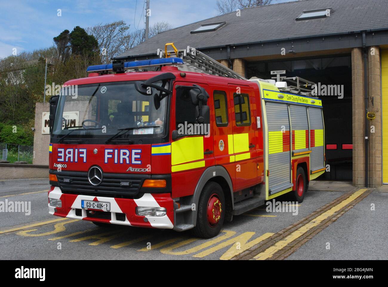 Motore antincendio esterno alla stazione dei vigili del fuoco dopo il ritorno dall'emergenza, questo apparecchio è ora in funzione nella stazione dei vigili del fuoco di Fermoy nella contea di North Cork Foto Stock