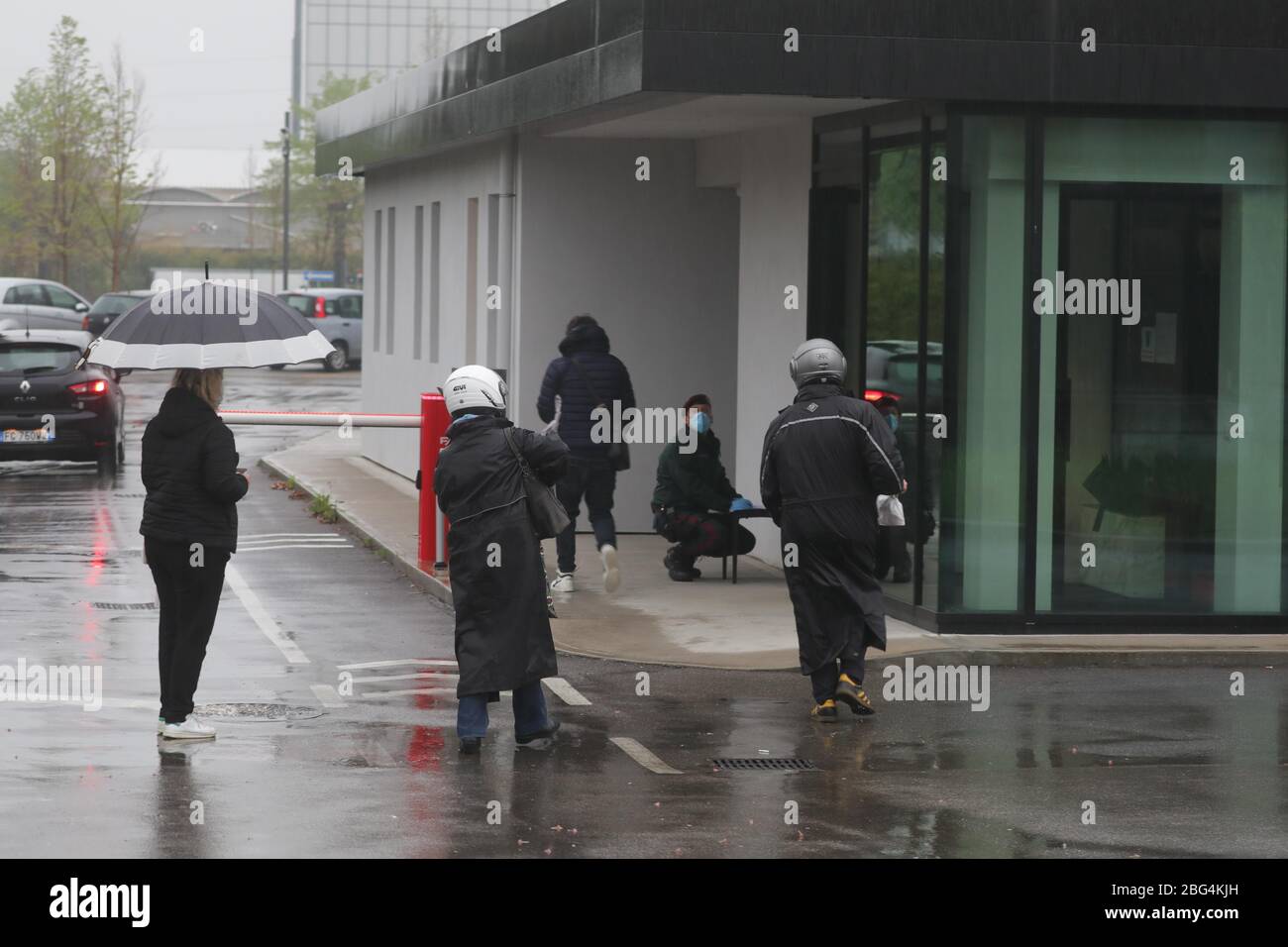 SCANDICCI (Fi) Gucci riaccende le luci: Oggi i lavoratori del reparto  prototipi di pelletteria e calzature sono tornati a lavorare nel centro  Artlab di Scandicci Foto stock - Alamy