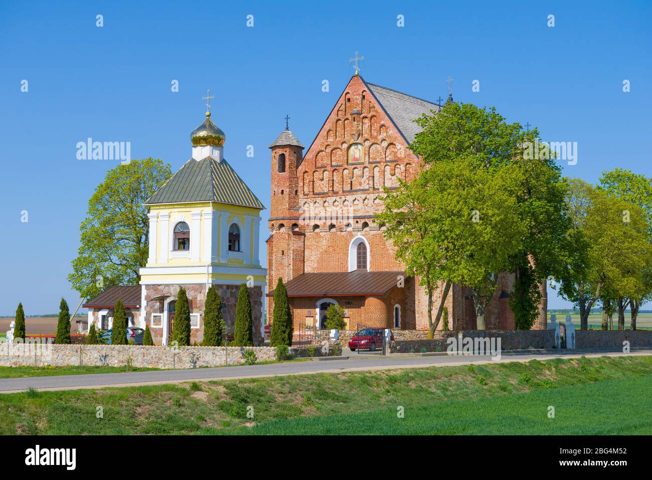 Chiesa fortificata di San Michele in un giorno di aprile soleggiato. Synkovichi, Bielorussia Foto Stock