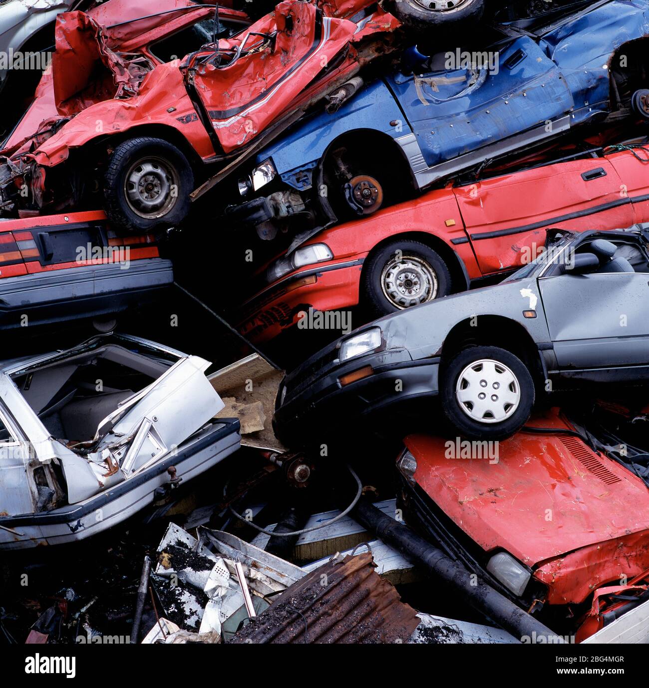 Pila di auto relitto in un cantiere spazzatura a Reykjavik / Islanda Foto Stock