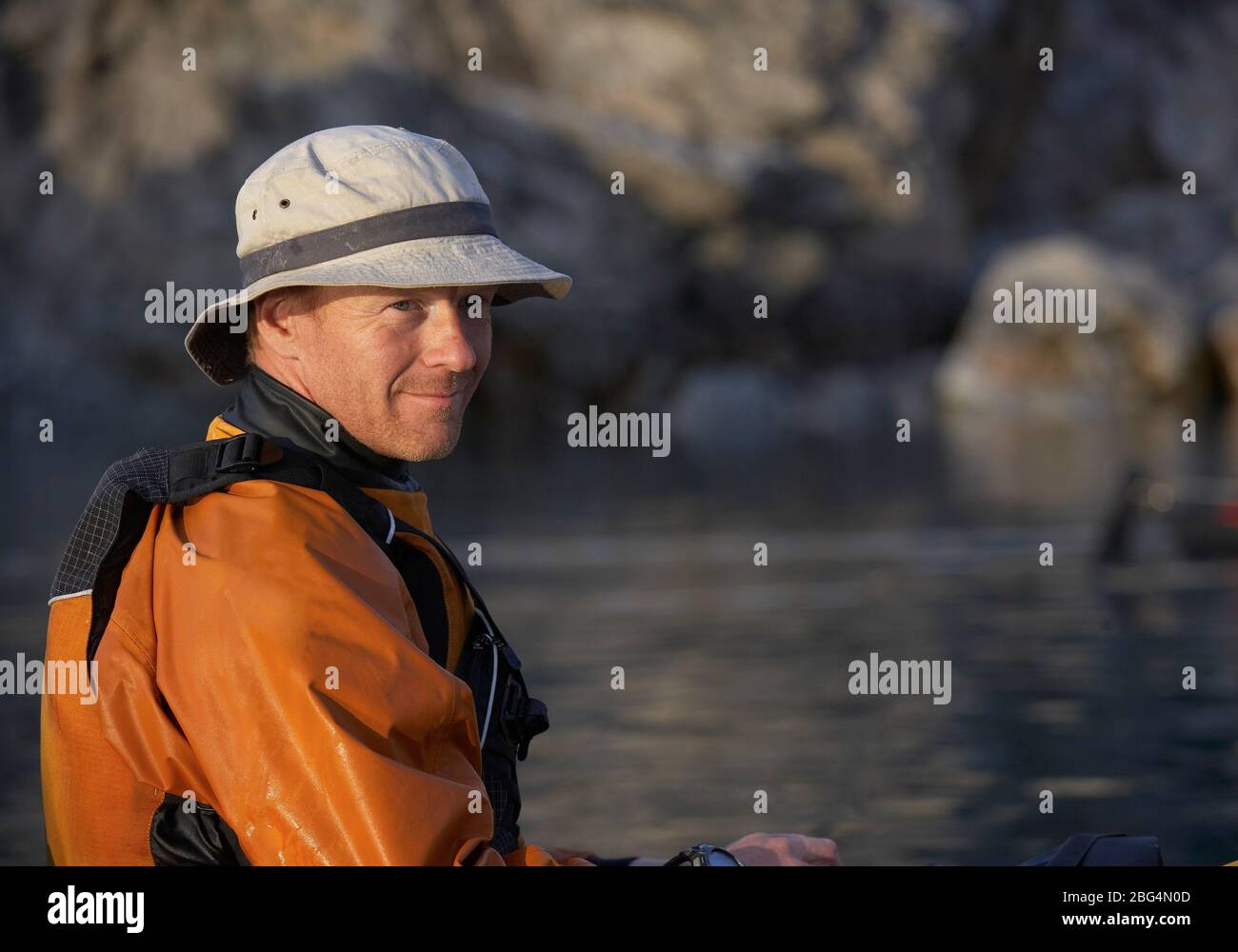 Ritratto di uomo su un kayak in Groenlandia orientale Foto Stock