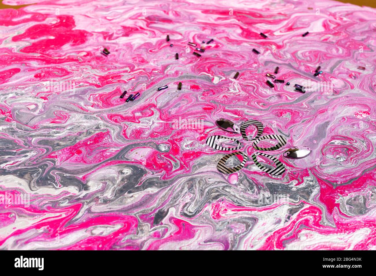 superficie di pittura astratta con pitture acriliche rosa e argento scorrevoli decorate da bugs Foto Stock