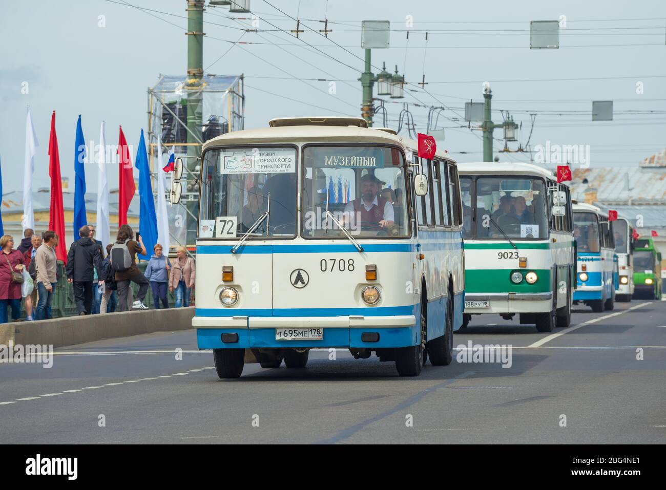 SAN PIETROBURGO, RUSSIA - 25 MAGGIO 2019: Colonna di Lviv sovietico autobus LAZ sul ponte del Palazzo. Frammento della sfilata di trasporto retrò in onore del Foto Stock
