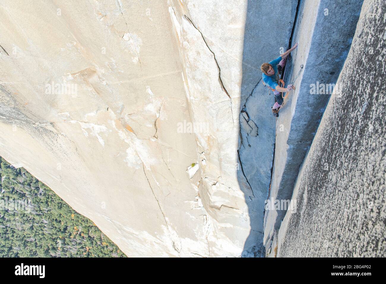 Roccia arrampicata che si aggraffa mentre il piombo scalando il naso su El Capitan Foto Stock