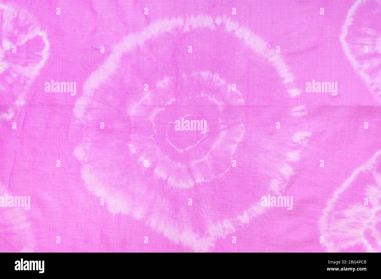 frammento di disegno astratto di sciarpa rosa colorato con tecnica tie-dye batik Foto Stock