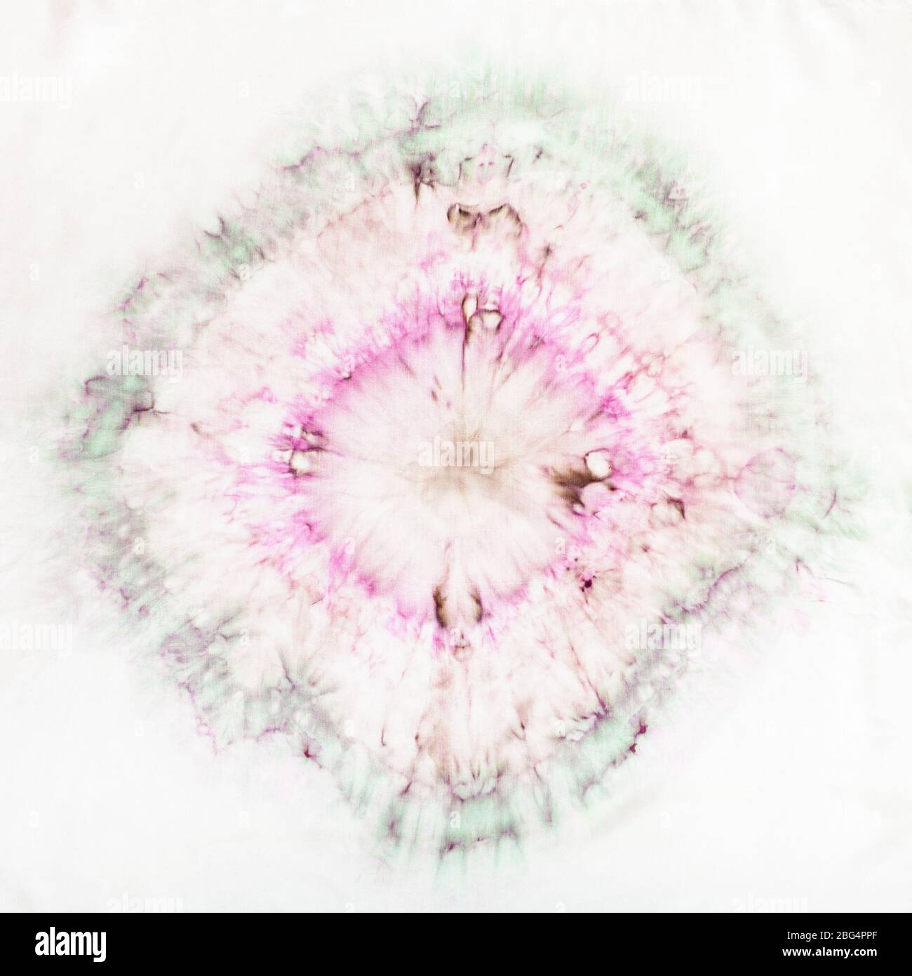 macchia astratta in tecnica tie-dye batik su tela di seta bianca traslucida Foto Stock