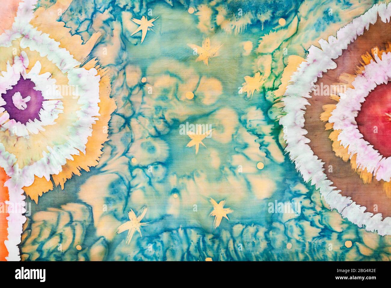 frammento di ornamento astratto realizzato a mano con tecnica tie-dye e batik caldo isolato su sciarpa di seta colorata Foto Stock