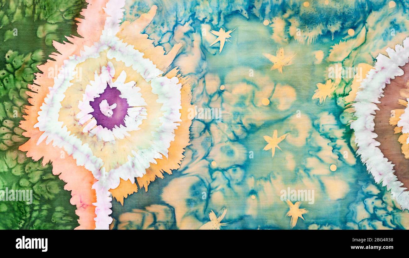 ornamento astratto realizzato a mano con tecnica tie-dye e batik caldo isolato su sciarpa di seta colorata Foto Stock